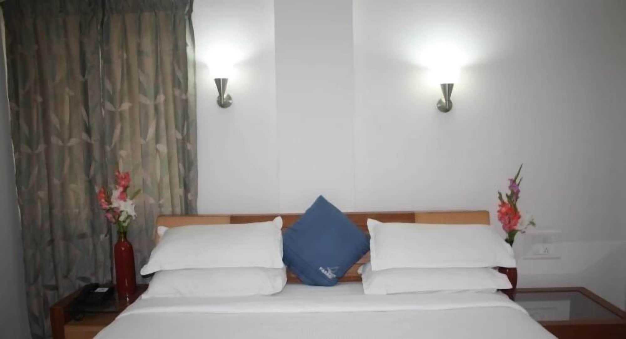 Hotel White Parrot Mysuru Zewnętrze zdjęcie