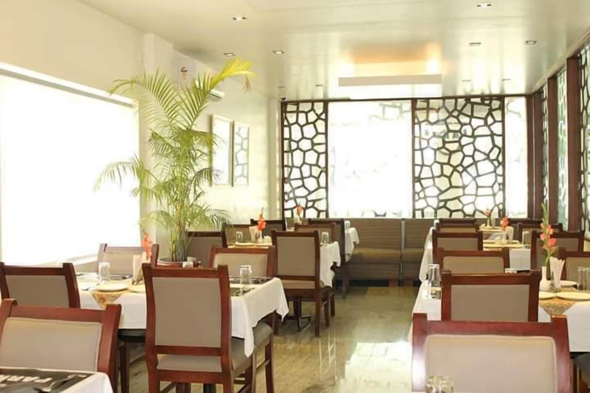 Hotel White Parrot Mysuru Zewnętrze zdjęcie