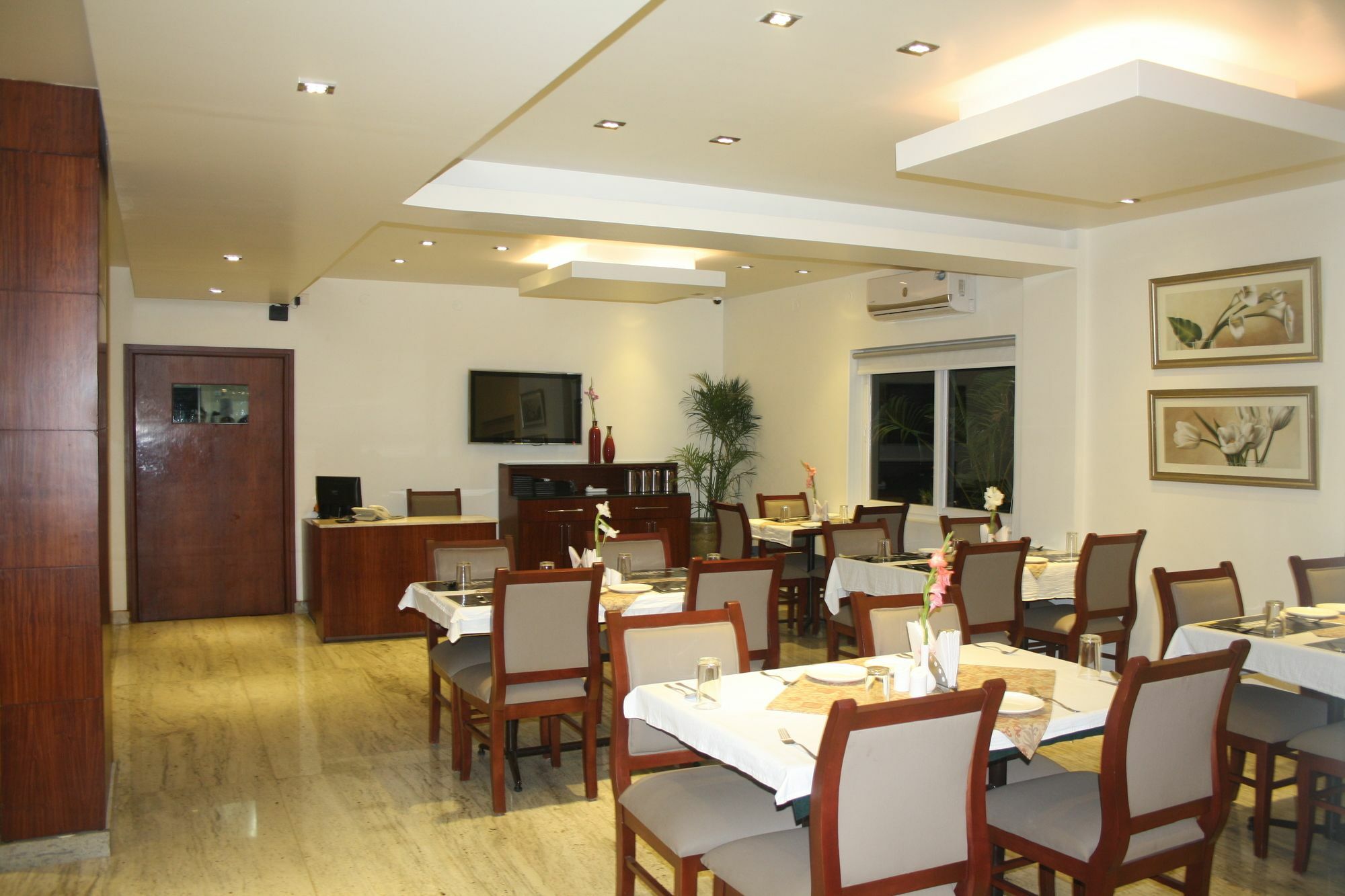 Hotel White Parrot Mysuru Zewnętrze zdjęcie