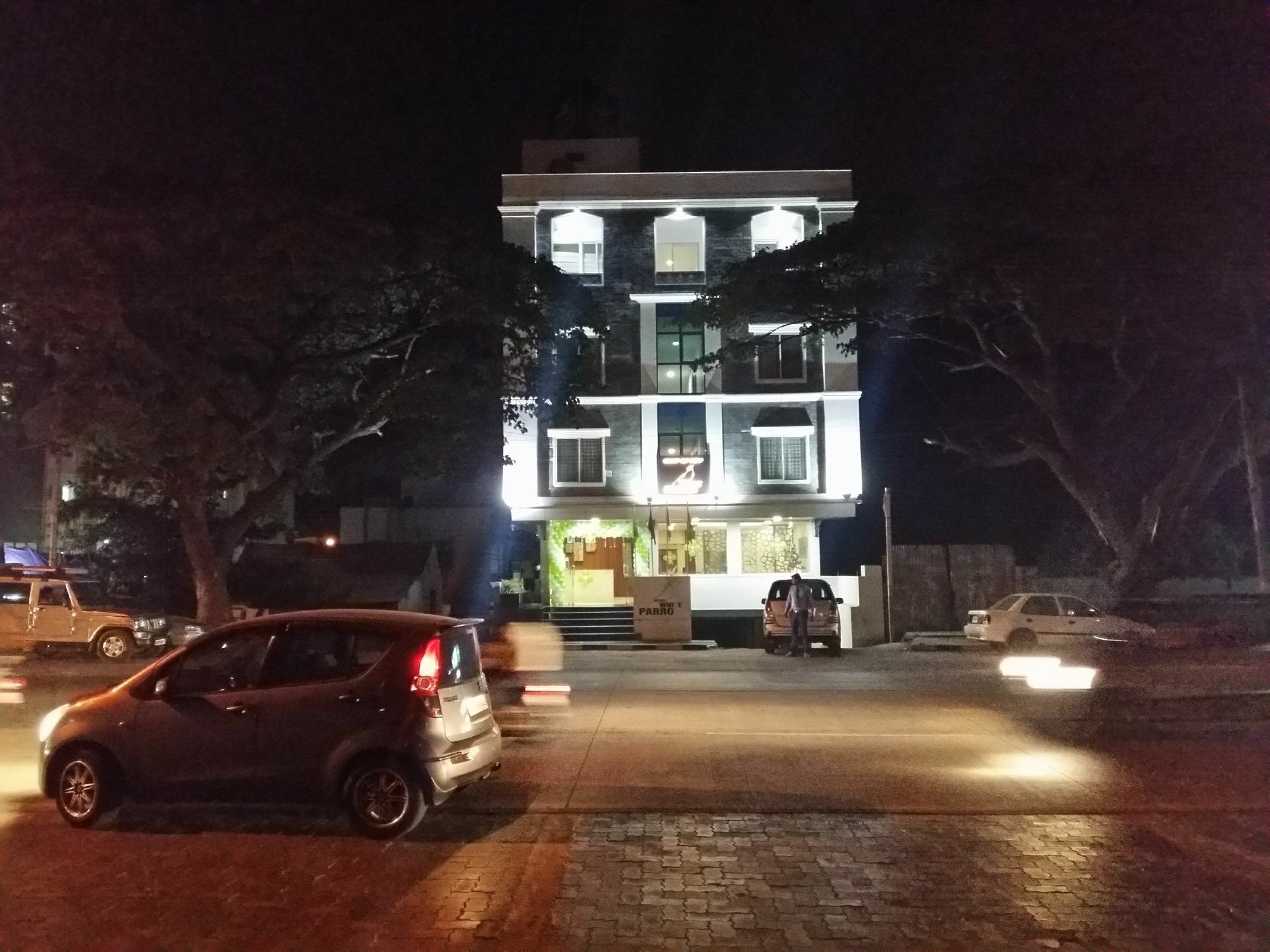 Hotel White Parrot Mysuru Zewnętrze zdjęcie